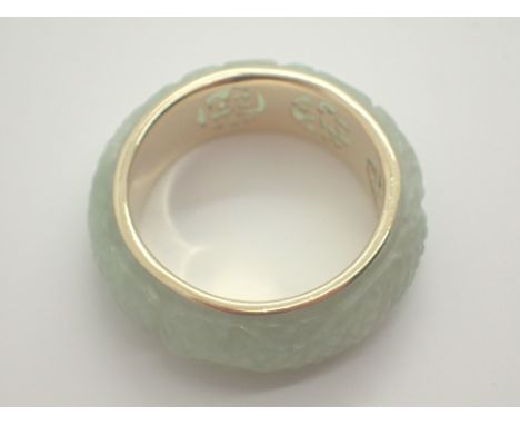 14ct gold and pale jade carved band ring ( two in one ) size P