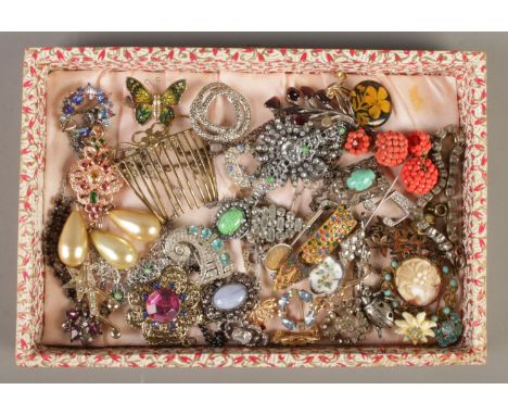 A tray of vintage costume jewellery, mainly brooches and clips.  