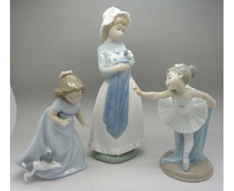 Three Nao figures
