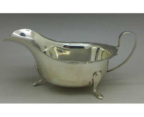 A silver gravy boat, with box, Sheffield 1932, weight 102g