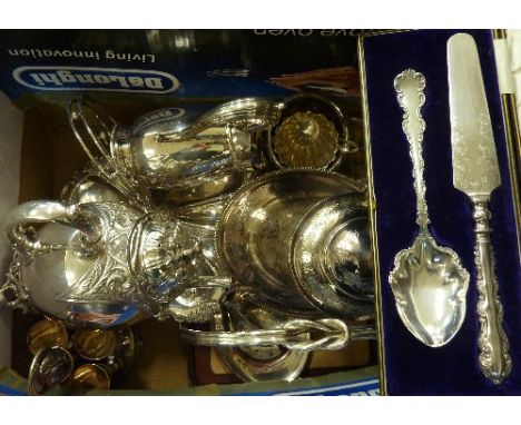 A collection of plated items including a caddy, a repousse teapot, water jug, a cased pudding spoon and knife set, etc.