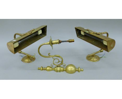 Two vintage brass picture lights and a brass wall light. The former each 30.5 cm wide.