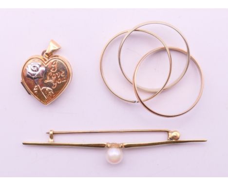 A 9 ct gold tri-coloured ring, a  9 ct gold heart shaped pendant and a 9 ct gold tie pin. Tie pin 5.5 cm wide, heart locket 1