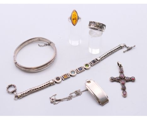 A quantity of 925 silver jewellery, to include a bangle, a multi-stone bracelet, two rings, a pendant cross and a pendant nec