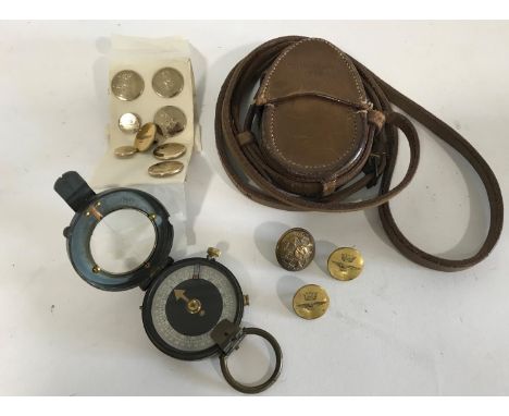 A FIRST WORLD WAR VERNER'S PATTERN COMPASS AND BUTTONS. A Mark VII Verner's Pattern First World War Officers compass, the rev