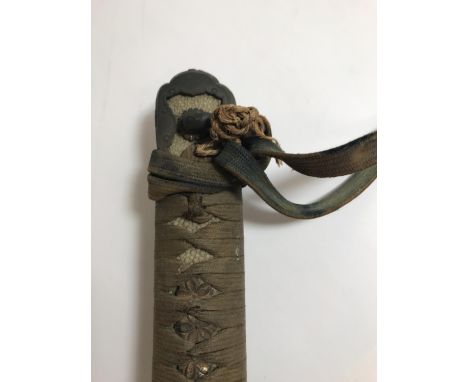 A SECOND WORLD WAR JAPANESE OFFICERS SWORD. A World War Two Japanese Army Officers Shin Gunto Sword, with a 71.5 cm blade, bo