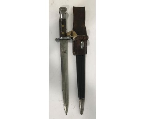 A VICTORIAN 1888 PATTERN BAYONET AND SCABBARD BY WILKINSON. An 1888 pattern bayonet with a 30cm double edged blade stamped wi