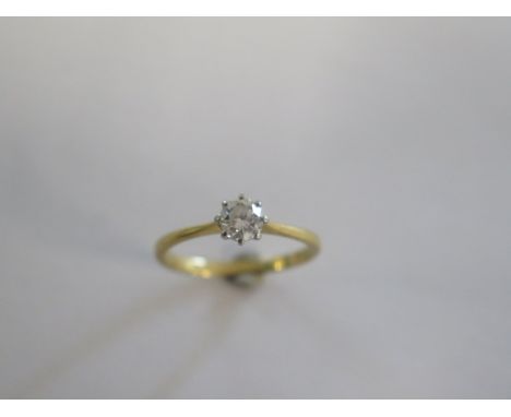 A hallmarked 18ct yellow gold and platinum diamond solitaire ring size N - approx weight 2 grams - diamond weight approx 0.35