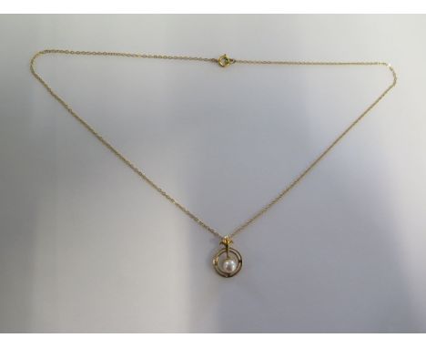 A 9ct yellow gold pearl pendant on a 42cm 9ct chain - approx weight 1.7 grams 