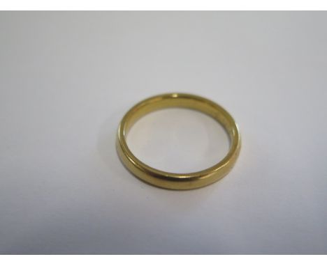 A hallmarked 18ct yellow gold band ring size N - approx weight 3 grams 