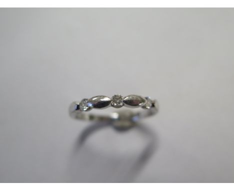 A 9ct white gold diamond Forever ring with three diamonds - total weight 0.15ct, colour H, clarity SI2-I1 - ring size L/M - a