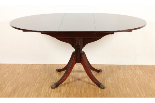 RUNDER TISCH, Mahagoni, ausziehbar, H 75, Dm 121 bzw. L 160 RUNDER TISCH, Mahagoni, ausziehbar, H 75, Dm 121 bzw. L 160