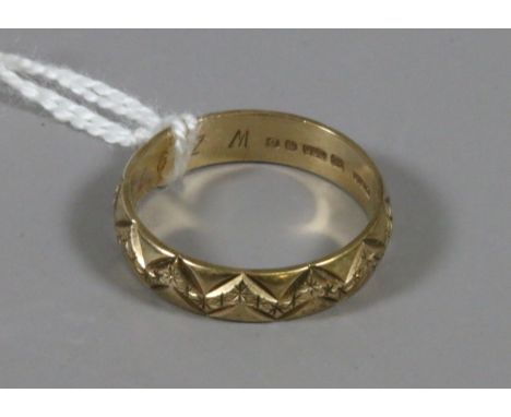 An engraved 9ct gold band, 3.29 grams size R.