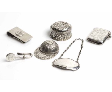 LOT OF SMALL SILVER ITEMS
including an Edwardian embossed silver trinket box, an Edwardian silver card cut vesta case, a mode