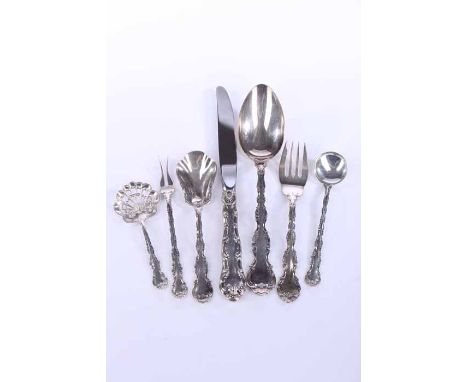 EARLY/MID 20TH CENTURY AMERICAN SILVER CANTEEN
maker Goham, Strasbourg pattern, comprising eight table forks, eight dessert f