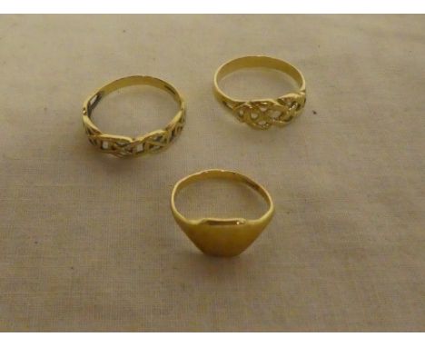 A small 9ct gold signet ring and two various 9ct gold dress rings with pierced mounts (3)