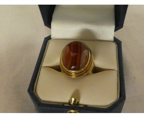 A 9ct gold dress ring set banded agate