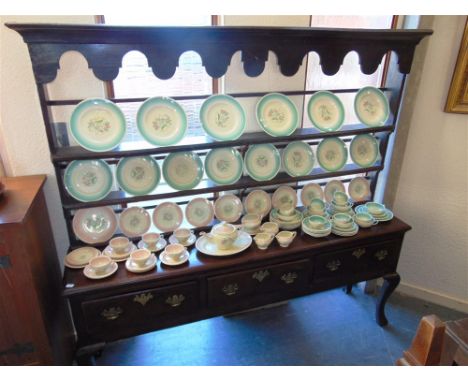 A LARGE COLLECTION OF SUSIE COOPER 'DRESDEN SPRAYS' PATTERN DINNER AND TEAWARE, green and pink backgrounds, including plates 