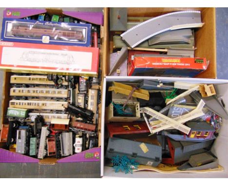 [OO GAUGE]. A MISCELLANEOUS COLLECTION  comprising a Hornby No.R2351, Riviera Trains Class 47 co-co diesel locomotive, 47839,