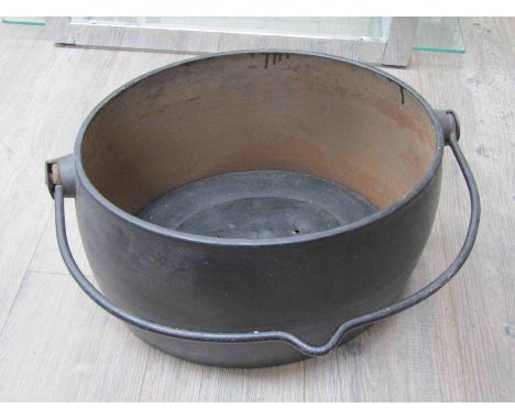 Two WWII painted wash tubs dated 1943, a cooking pot bearing WD broad arrow, two tankards and two SRD flagons (7)