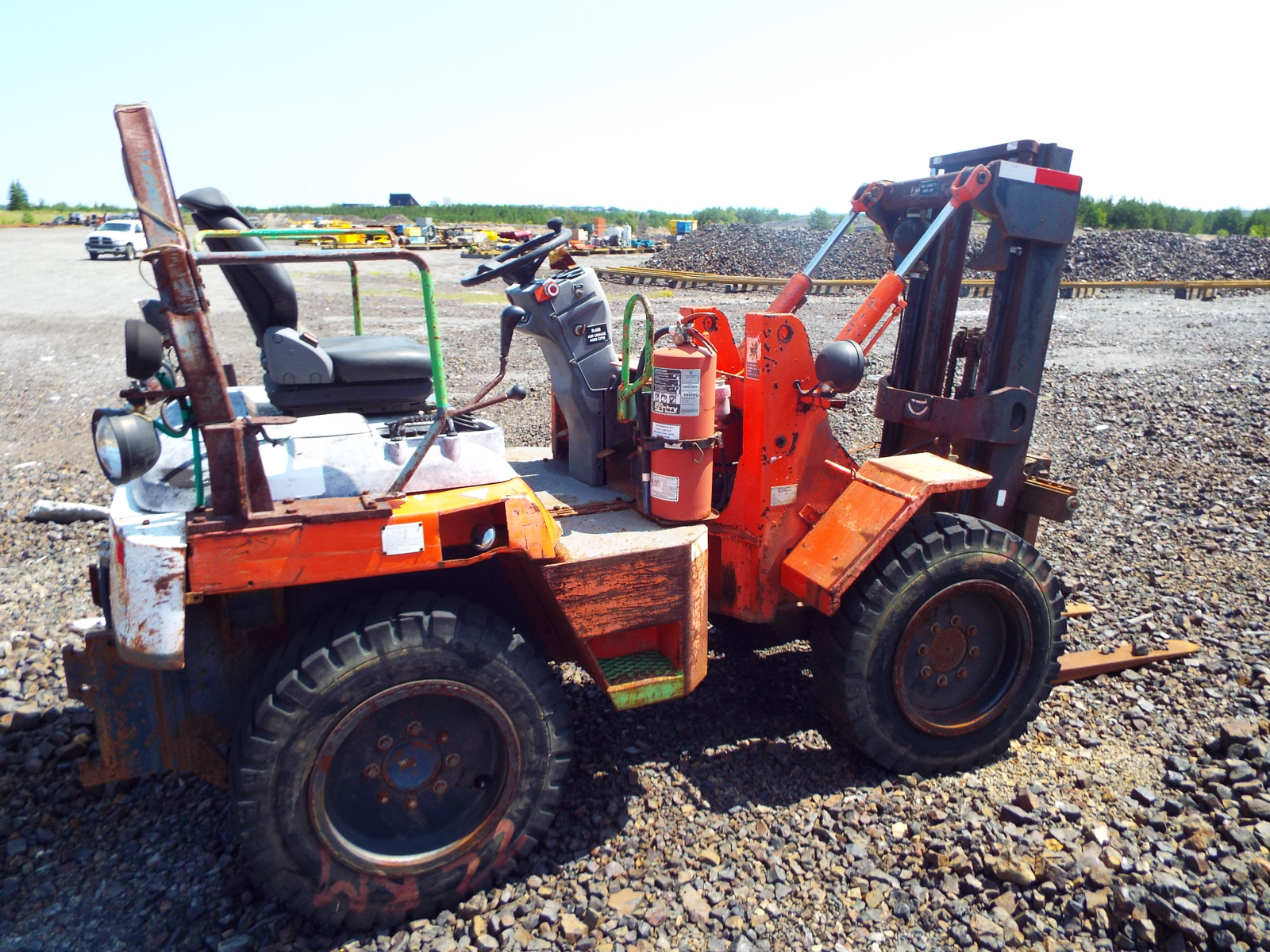 KUBOTA R420 WHEEL LOADER WITH FORKLIFT ATTACHMENT, 975 HOURS (RECORDED