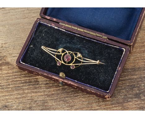 An Edwardian 15ct gold tourmaline and seed pearl Art Nouveau open work brooch, 4.3 cm by 1.2 cm, cased, 2.1g 