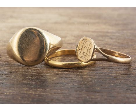 Two signet rings, one af the other ring size R, both in 9ct gold, 5.2g and a 22ct gold wedding band, ring size K, 2g 