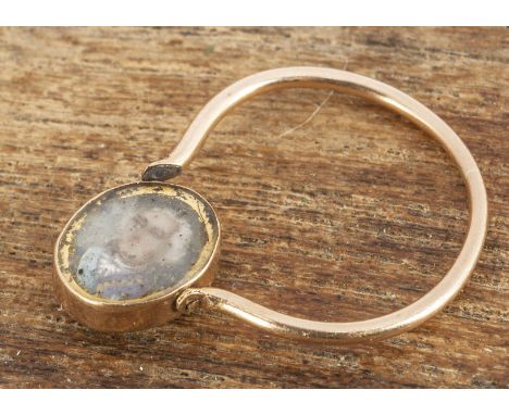 An 18th Century swivel portrait ring, each miniature depicting a portrait of a gentleman, both in naval dress, portrait measu