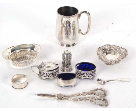 Mixed Lot:  A George V silver three piece condiment set comprising a hinged lidded mustard, open salt, and a bullet shaped pe