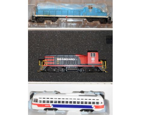 Bachmann.65605 H0 diesel loco. 1575, blue, Boston &amp; Maine. Paragon 2 diesel switcher loco. 1411, black/red, Seaboard. Bow