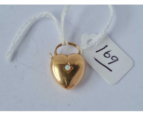 A gold heart shaped clasp inset with an opal 3.2g