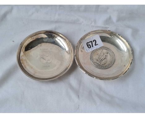 A Bank of England dollar 1930 and a Hong Kong sterling silver dish - 118 g.