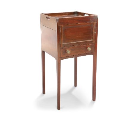 A SMALL GEORGE III MAHOGANY TRAY-TOP COMMODE, with panel door over a drawer with brass pulls, raised on square section taperi