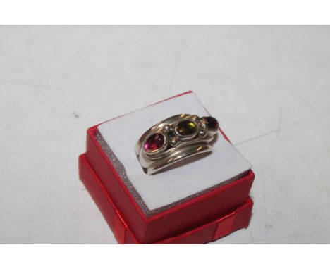 A vintage solid Sterling silver, peridot and Rhodonite garnet Studio ring, approx. 3.5gms 