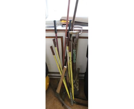 A selection of manual gardening tools, etc 