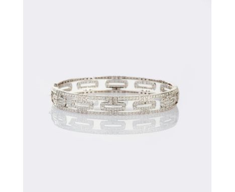 Bulgari. Hochkarätiger Brillant Armreif 'Parentesi'. 18 kt. WG, gest., MZ: Bulgari, Made in Italy. Umlaufend reicher Pavébesa