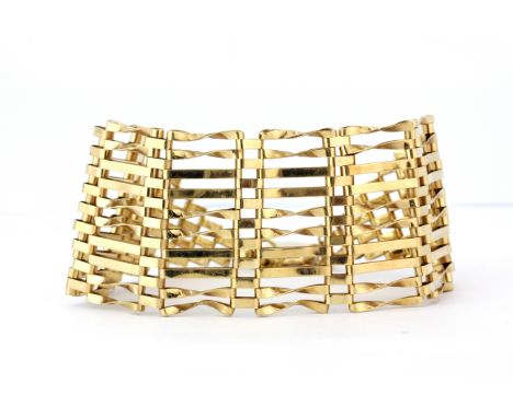 A 9ct yellow gold gate bracelet. Approx 17.6g.
