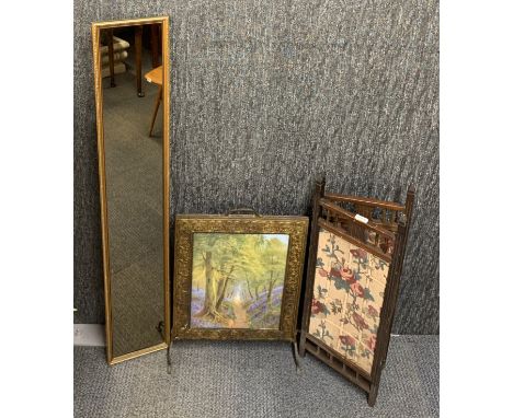 A hammered brass fire screen, a wooden fire screen (H. 81cm) and a gilt framed mirror.