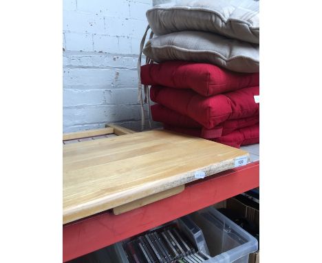 A folding table and 6 cushion pads 