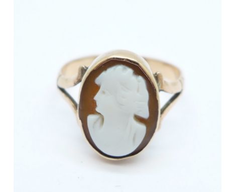 A 9ct gold cameo ring, 3.1g, R