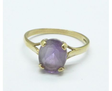 A yellow metal and amethyst ring, 2g, P