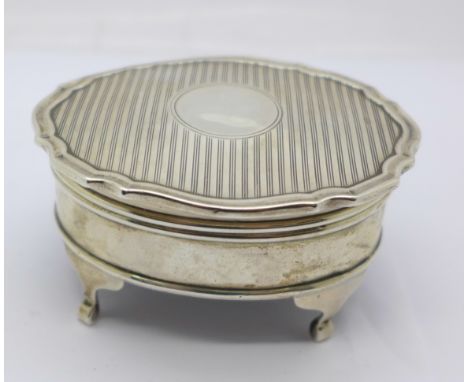 An oval silver trinket box, gross weight 91g