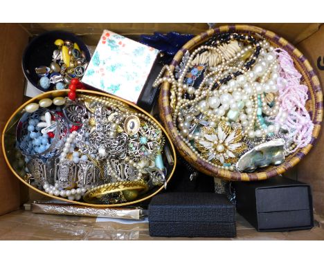 A collection of vintage jewellery, 3.02kg