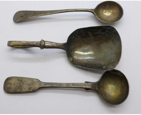 A silver caddy spoon and two silver mustard spoons, 30g