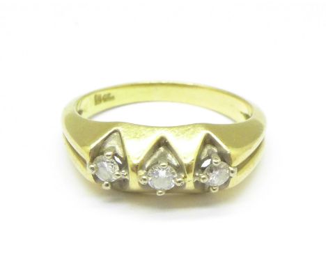 An 18ct gold, three stone diamond ring, 3.9g, I