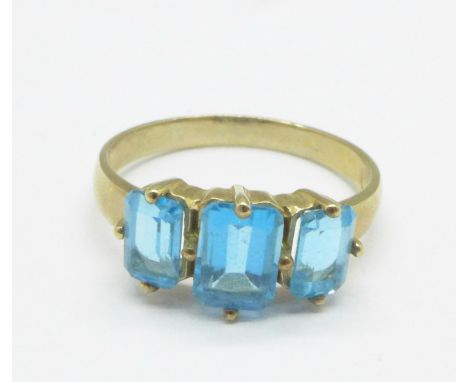 A 9ct gold and blue stone ring, 2.4g, P