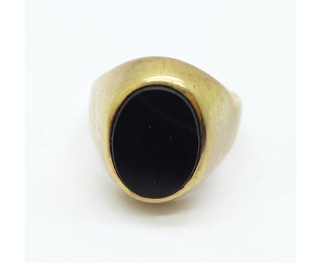 A 9ct gold signet ring, 6.9g, Q