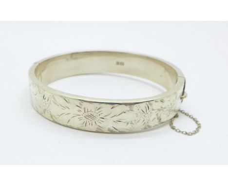 A silver bangle, 19g