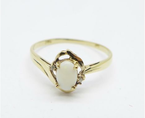 A 9ct gold and opal ring, 0.9g, O