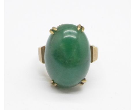 A 9ct gold and green cabochon stone ring, 5.5g, L